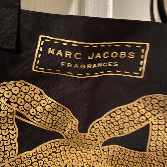 Beautiful MARC JACOBS FRAGRANCE BLACK TOTE- CANVAS BAG W GOLD BOW- TRAVEL -NEW! - Picture 2 of 5